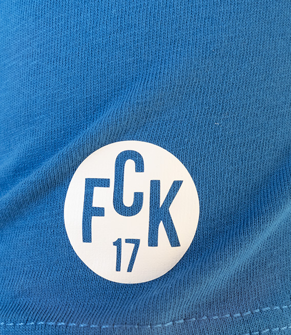 shirt-blauw-mouwlabel-wit_1